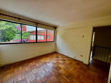 Casa de 4 dormitorios 2 baños, 165 m² construidos y 262 m² de terreno. Ubicada en Candelaria Goyenechea, Vitacura.