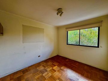 Casa de 4 dormitorios 2 baños, 165 m² construidos y 262 m² de terreno. Ubicada en Candelaria Goyenechea, Vitacura.