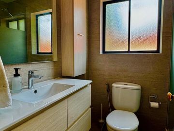 Casa de 4 dormitorios 2 baños, 165 m² construidos y 262 m² de terreno. Ubicada en Candelaria Goyenechea, Vitacura.