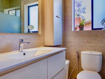 Casa de 4 dormitorios 2 baños, 165 m² construidos y 262 m² de terreno. Ubicada en Candelaria Goyenechea, Vitacura.