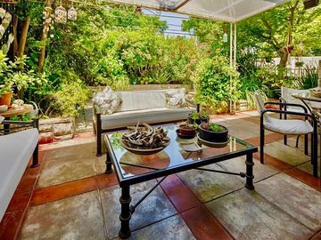 Casa de 4 dormitorios 2 baños, 165 m² construidos y 262 m² de terreno. Ubicada en Candelaria Goyenechea, Vitacura.
