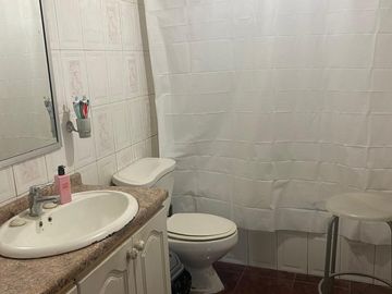 EN VENTA CASA. UN PISO, 4D, 2B, COMUNA DE SANTIAGO
