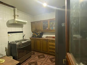 EN VENTA CASA. UN PISO, 4D, 2B, COMUNA DE SANTIAGO