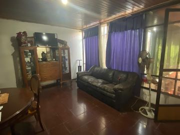 EN VENTA CASA. UN PISO, 4D, 2B, COMUNA DE SANTIAGO