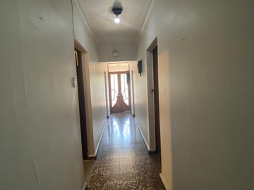 EN VENTA CASA. UN PISO, 4D, 2B, COMUNA DE SANTIAGO