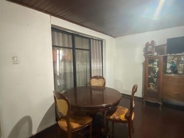 EN VENTA CASA. UN PISO, 4D, 2B, COMUNA DE SANTIAGO