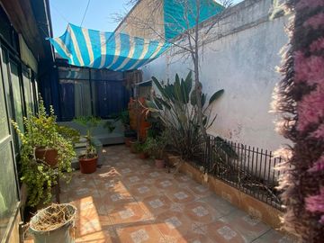 EN VENTA CASA. UN PISO, 4D, 2B, COMUNA DE SANTIAGO