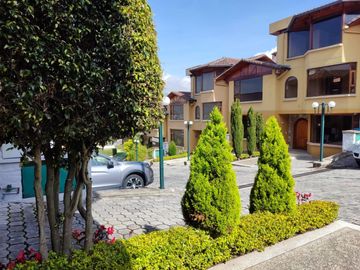 Casa en venta, sector Santa Lucia norte de Quito