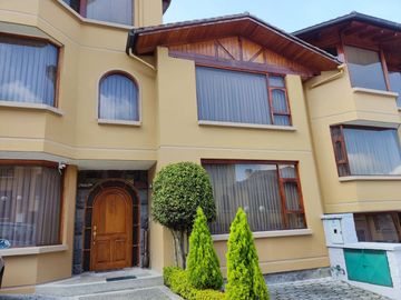 Casa en venta, sector Santa Lucia norte de Quito