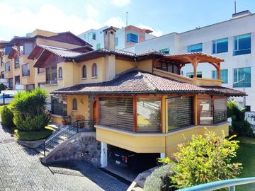Casa en venta, sector Santa Lucia norte de Quito