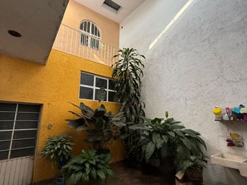 CASA EN VENTA EN COLONIA LAS MARGARITAS, MORELIA:4 REC; SOBRE AV. PRINCIPAL