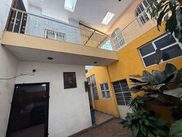 CASA EN VENTA EN COLONIA LAS MARGARITAS, MORELIA:4 REC; SOBRE AV. PRINCIPAL