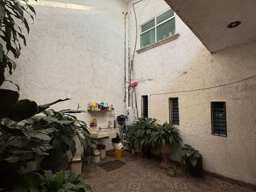 CASA EN VENTA EN COLONIA LAS MARGARITAS, MORELIA:4 REC; SOBRE AV. PRINCIPAL