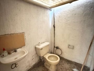 CASA EN VENTA EN COLONIA LAS MARGARITAS, MORELIA:4 REC; SOBRE AV. PRINCIPAL
