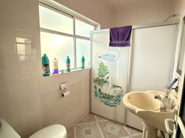CASA EN VENTA EN COLONIA LAS MARGARITAS, MORELIA:4 REC; SOBRE AV. PRINCIPAL