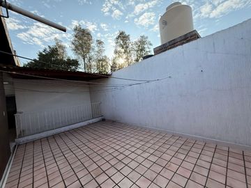 CASA EN VENTA EN COLONIA LAS MARGARITAS, MORELIA:4 REC; SOBRE AV. PRINCIPAL