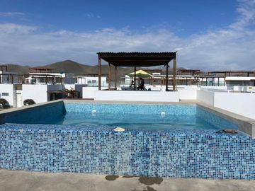 Venta Casa De Playa en Condominio Playa Azul, con salida directa a la playa.   Casa céntrica, en 2da fila y en esquina, frente a parque.
