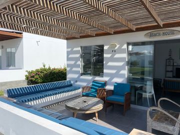 Venta Casa De Playa en Condominio Playa Azul, con salida directa a la playa.   Casa céntrica, en 2da fila y en esquina, frente a parque.