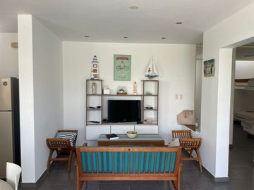 Venta Casa De Playa en Condominio Playa Azul, con salida directa a la playa.   Casa céntrica, en 2da fila y en esquina, frente a parque.
