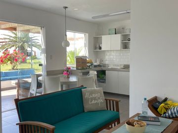 Venta Casa De Playa en Condominio Playa Azul, con salida directa a la playa.   Casa céntrica, en 2da fila y en esquina, frente a parque.