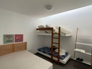 Venta Casa De Playa en Condominio Playa Azul, con salida directa a la playa.   Casa céntrica, en 2da fila y en esquina, frente a parque.