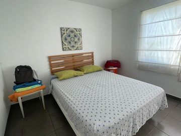 Venta Casa De Playa en Condominio Playa Azul, con salida directa a la playa.   Casa céntrica, en 2da fila y en esquina, frente a parque.