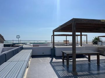Venta Casa De Playa en Condominio Playa Azul, con salida directa a la playa.   Casa céntrica, en 2da fila y en esquina, frente a parque.