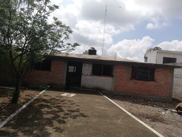 Casa en El Organal, San Juan del Río con árboles frutales.