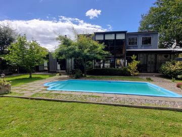 Hermosa Casa con Piscina y Cabañas en Punucapa