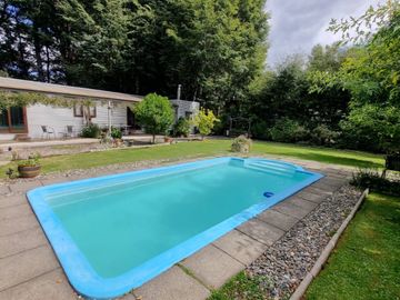 Hermosa Casa con Piscina y Cabañas en Punucapa