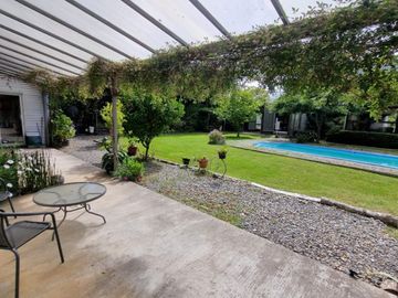 Hermosa Casa con Piscina y Cabañas en Punucapa
