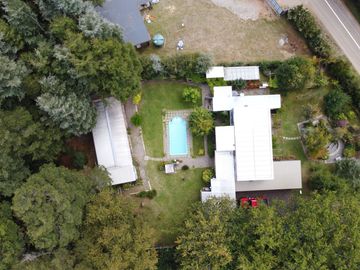 Hermosa Casa con Piscina y Cabañas en Punucapa