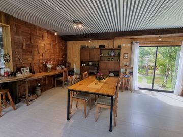 Hermosa Casa con Piscina y Cabañas en Punucapa