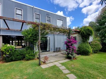 Hermosa Casa con Piscina y Cabañas en Punucapa