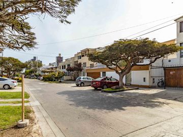 Se vende casa de 1100 m² con Doble Frente en Magdalena – Límite con San Isidro