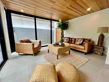 Good Deal! Bungalow 4 Bedroom House and Lot with Swimming Pool in Ayala Alabang For Sale