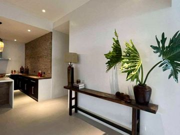 Good Deal! Bungalow 4 Bedroom House and Lot with Swimming Pool in Ayala Alabang For Sale