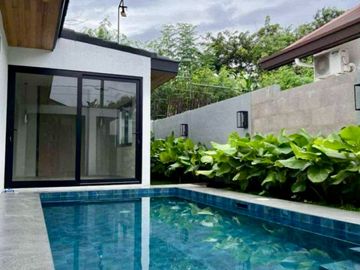 Good Deal! Bungalow 4 Bedroom House and Lot with Swimming Pool in Ayala Alabang For Sale