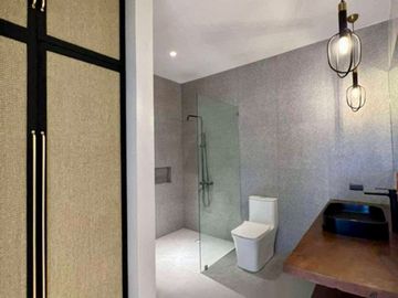 Good Deal! Bungalow 4 Bedroom House and Lot with Swimming Pool in Ayala Alabang For Sale