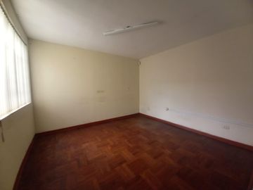 🏡 ALQUILER DE AMPLIA CASA EN JESÚS MARÍA – ZONA SEGURA Y CÉNTRICA