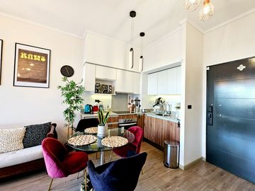 ESPECTACULAR OPORTUNIDAD EN HUECHURABA CON PATIO Y 2E