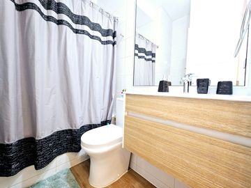 ESPECTACULAR OPORTUNIDAD EN HUECHURABA CON PATIO Y 2E