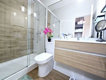 ESPECTACULAR OPORTUNIDAD EN HUECHURABA CON PATIO Y 2E