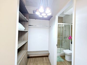 ESPECTACULAR OPORTUNIDAD EN HUECHURABA CON PATIO Y 2E