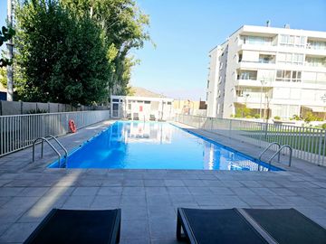 ESPECTACULAR OPORTUNIDAD EN HUECHURABA CON PATIO Y 2E