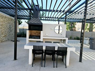 ESPECTACULAR OPORTUNIDAD EN HUECHURABA CON PATIO Y 2E