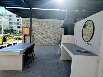 ESPECTACULAR OPORTUNIDAD EN HUECHURABA CON PATIO Y 2E