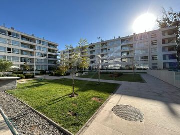 ESPECTACULAR OPORTUNIDAD EN HUECHURABA CON PATIO Y 2E