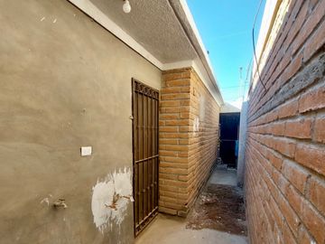 Casa en venta al sur de Hermosillo – Fraccionamiento Altares, 2 recámaras y opción a tercera