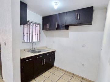 Casa en venta al sur de Hermosillo – Fraccionamiento Altares, 2 recámaras y opción a tercera